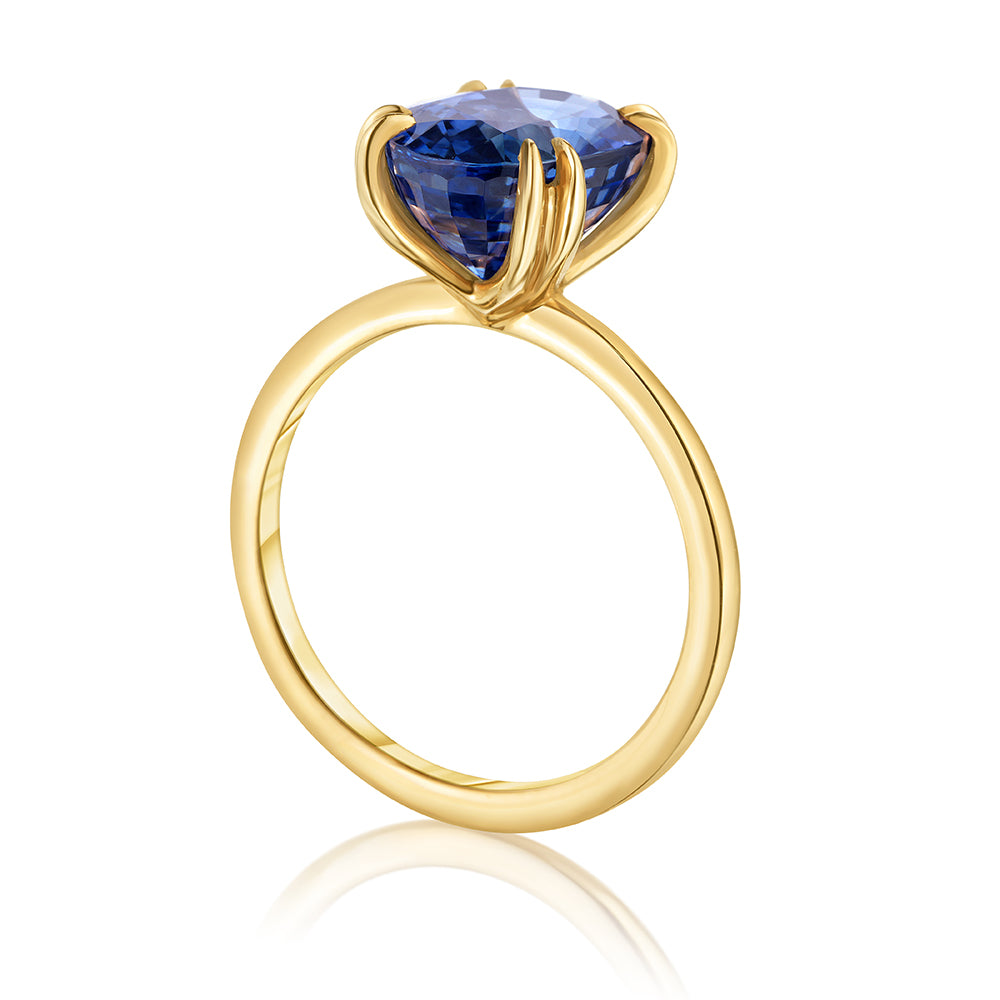 Oval Blue Sapphire DE 2000 Ring set in 18k Yellow Gold