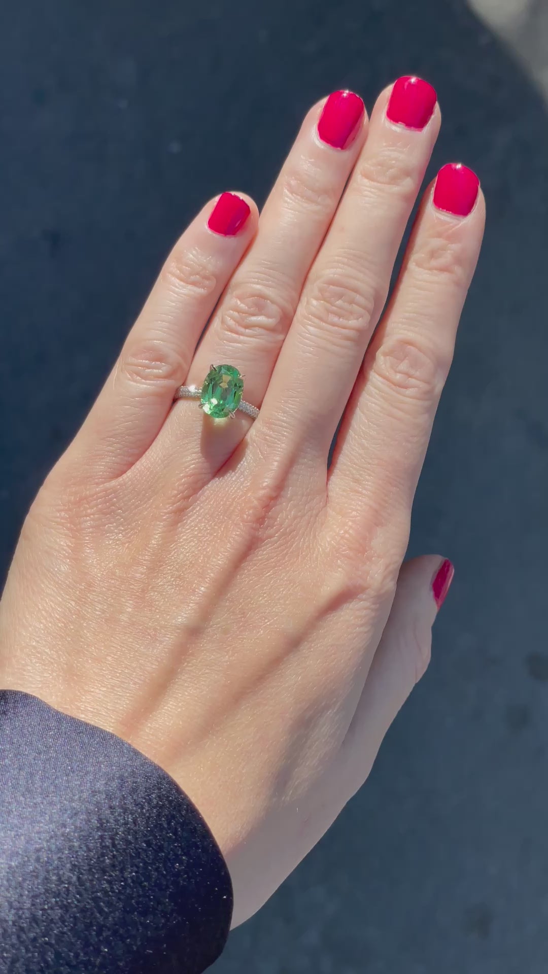 Mint Green Garnet Double Row Robin Platinum and Diamond Ring_G18492_Video2
