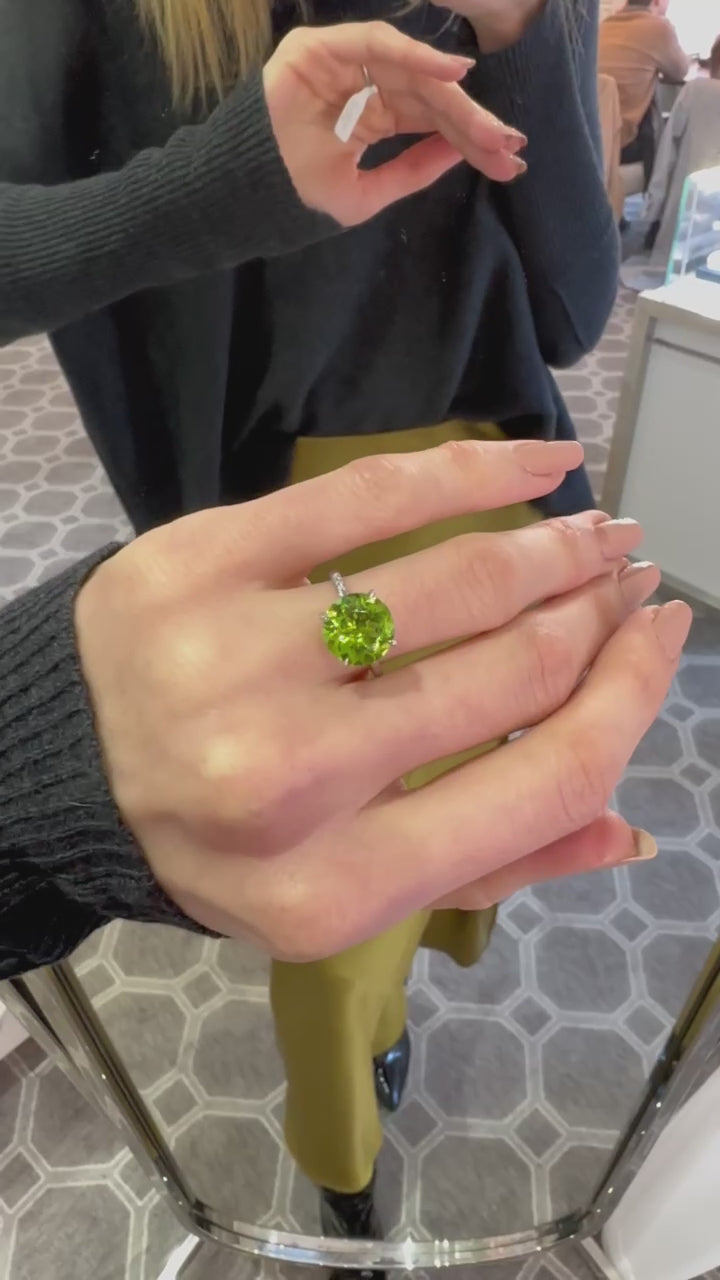 Round Peridot and Platinum Robin Ring_G15845_Video2