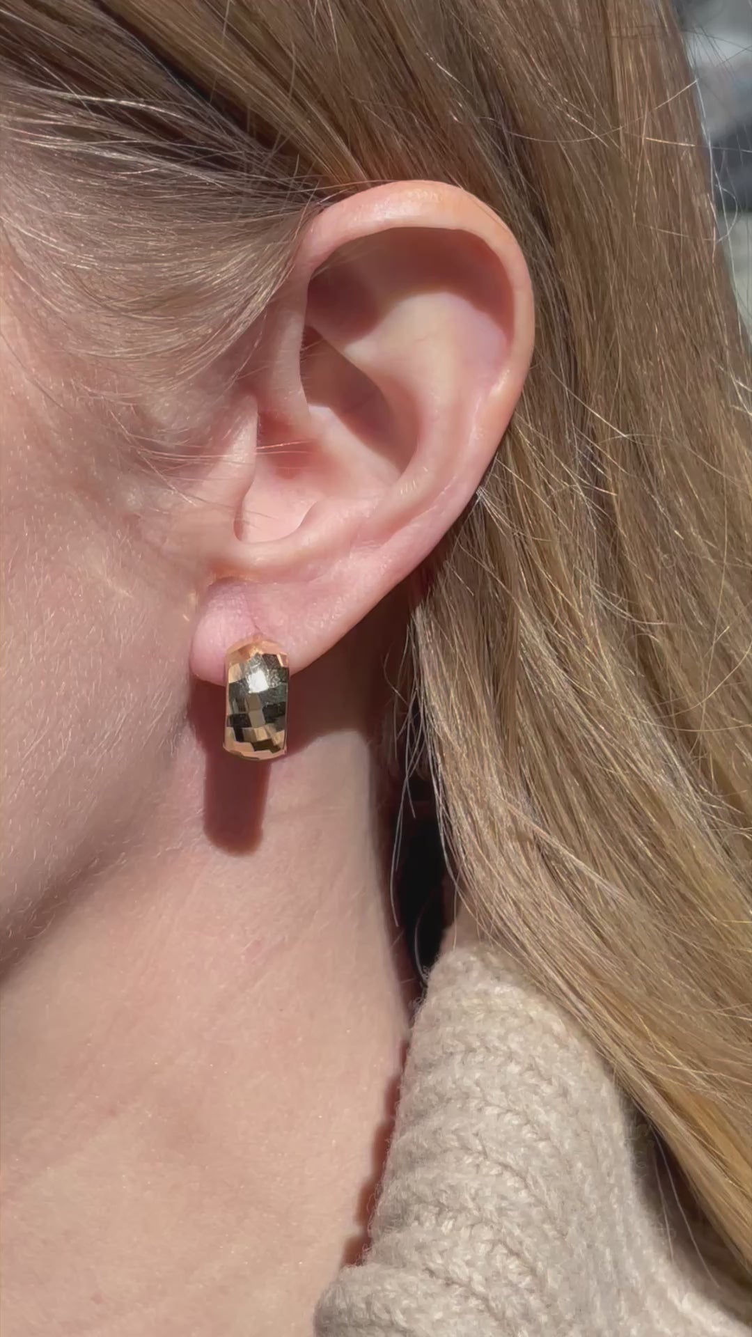 Textured_Huggie_Wide_Hoop_Earrings_14k_Yellow_Gold_A30475_Video