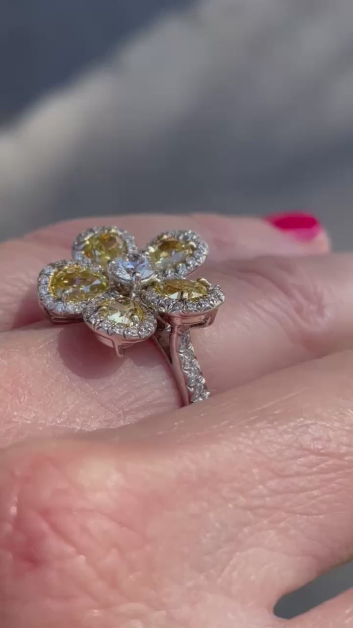 18K White & Yellow Gold Mixed Yellow and White Diamond Flower Ring (2.64 Carats)_A32947_Video