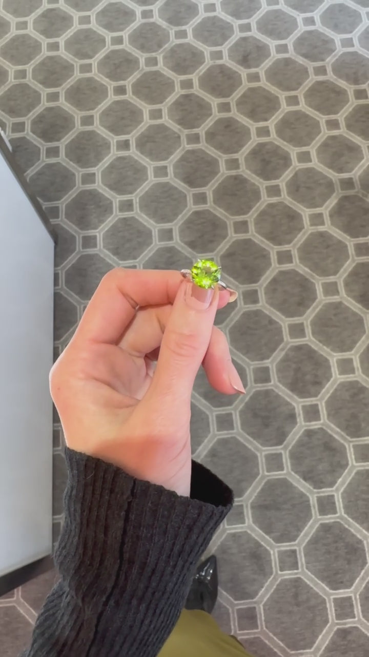 Round Peridot and Platinum Robin Ring_G15845_Video