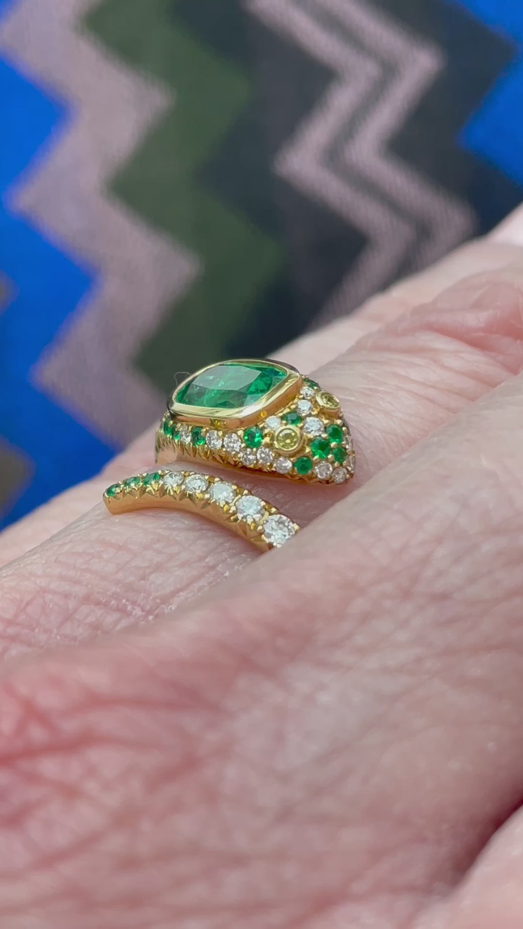 18K Yellow Gold Emerald & Diamond Snake Spiral Ring_A34636_Video